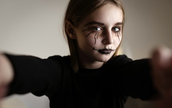 Fêter soirée halloween à paris sur un rooftop ensorcelé